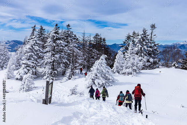 近年では多くの外国人観光客が訪れ、スキーや登山を楽しんでいます。