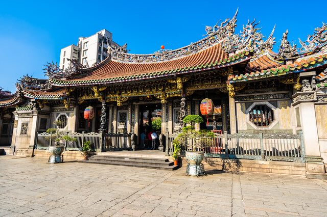 近年、外国人観光客にも人気の国宝建造物-龍山寺